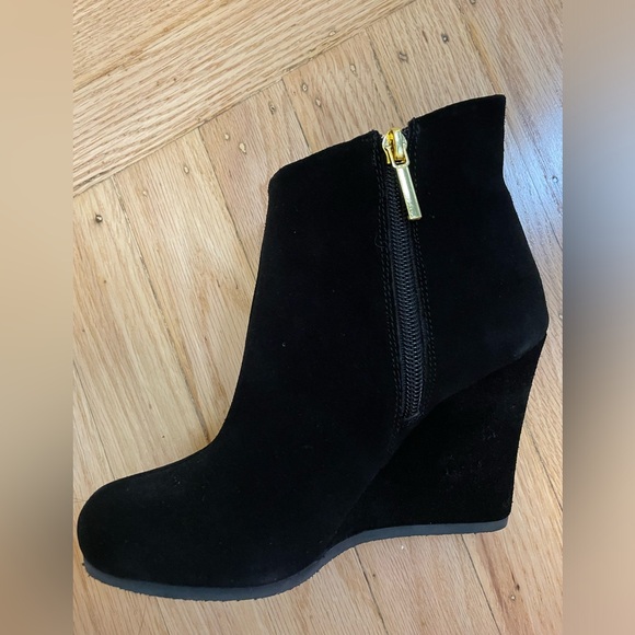 Victoria’s Secret Very Sexy Leather Bootie, size 5 - Picture 2 of 7